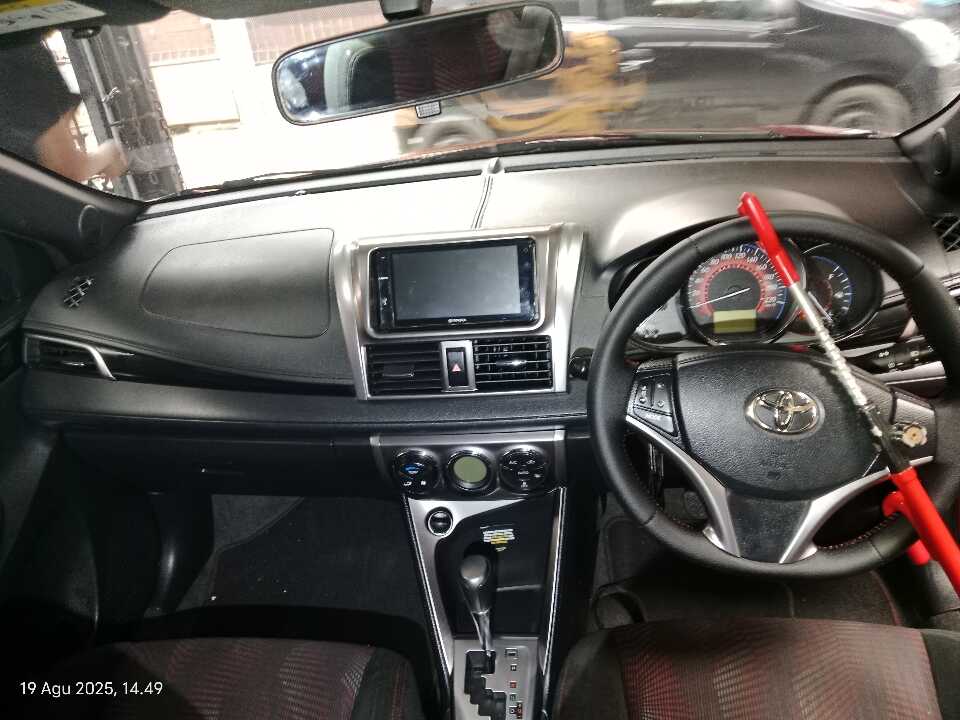Foto Mobil Bekas Dashboard Toyota Yaris 1.5 S tahun 2017