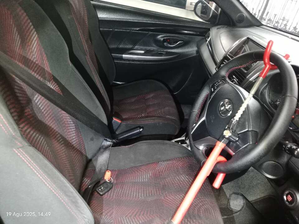 Foto Mobil Bekas Kabin Depan Toyota Yaris 1.5 S tahun 2017