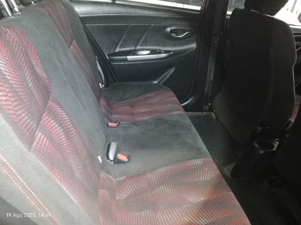 Foto Mobil Bekas Kabin Belakang Toyota Yaris 1.5 S tahun 2017