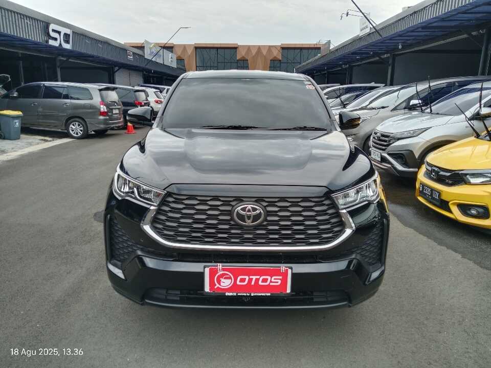 Foto Mobil Bekas Tampak Depan Toyota Innova 2.0 Zenix G CVT tahun 2023