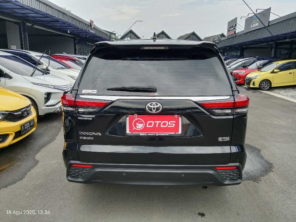 Foto Mobil Bekas Tampak Belakang Toyota Innova 2.0 Zenix G CVT tahun 2023