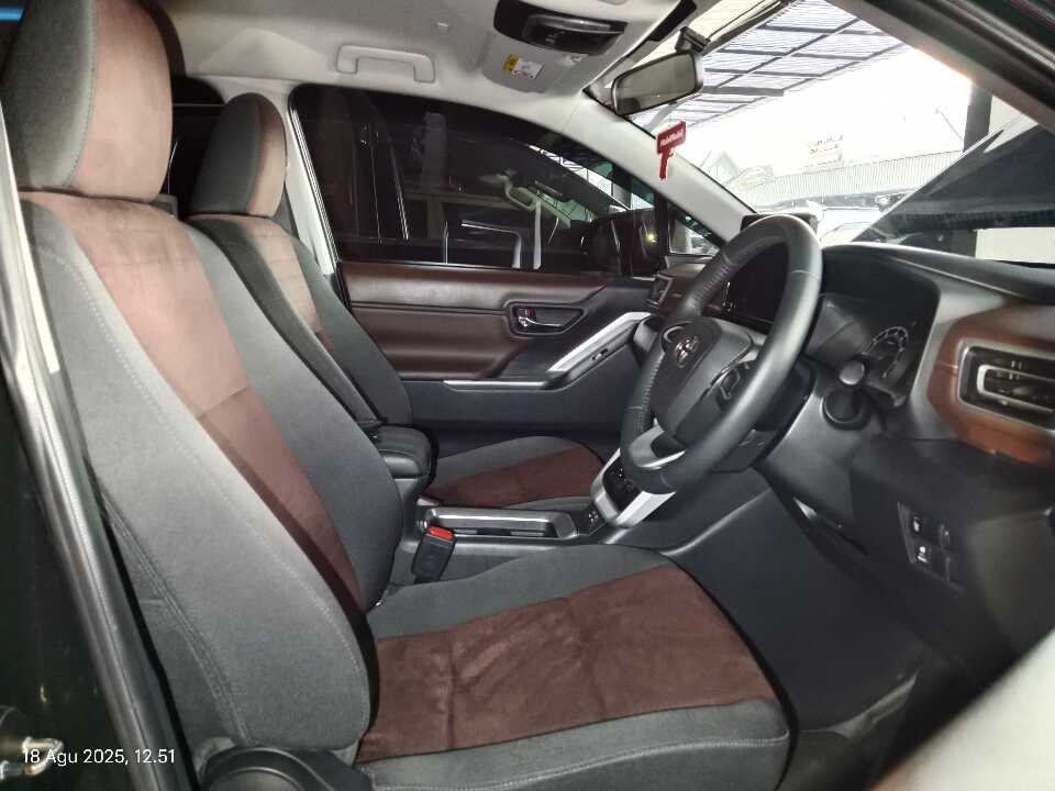 Foto Mobil Bekas Kabin Depan Toyota Innova 2.0 Zenix G CVT tahun 2023