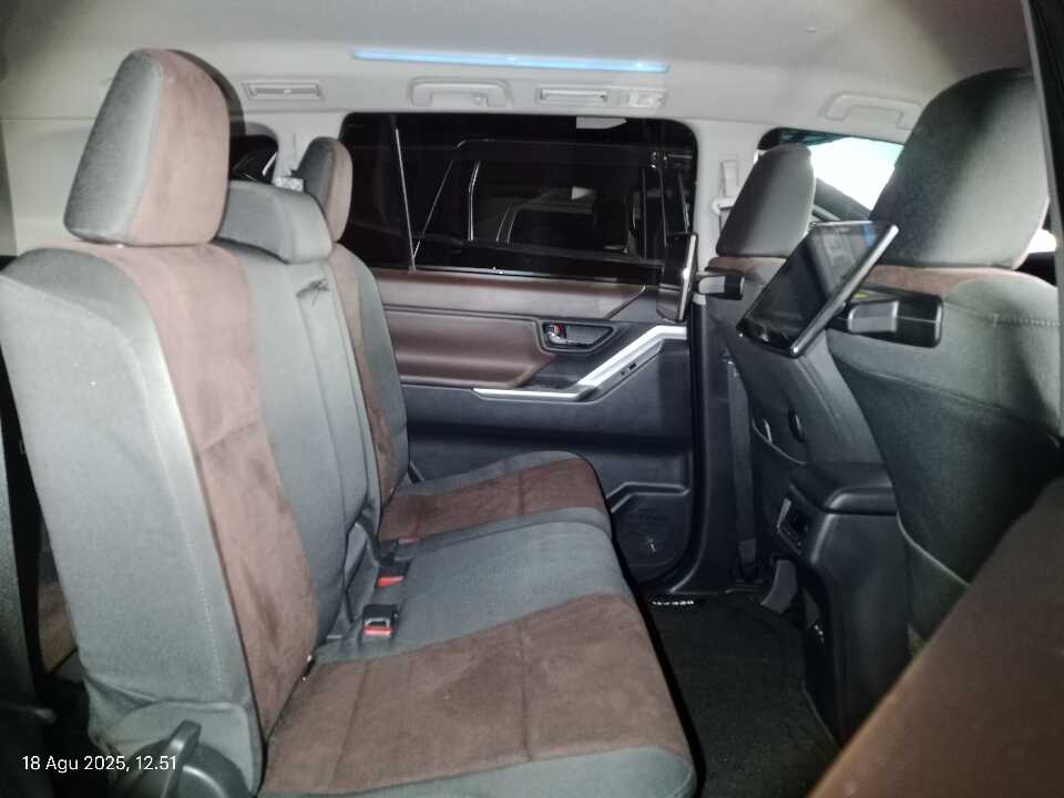 Foto Mobil Bekas Kabin Belakang Toyota Innova 2.0 Zenix G CVT tahun 2023