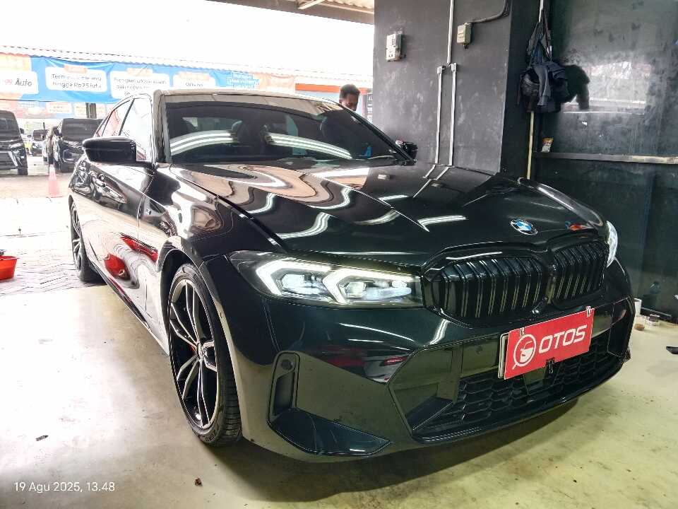 2023 BMW 330i 2.0 - Foto 1 dari 6