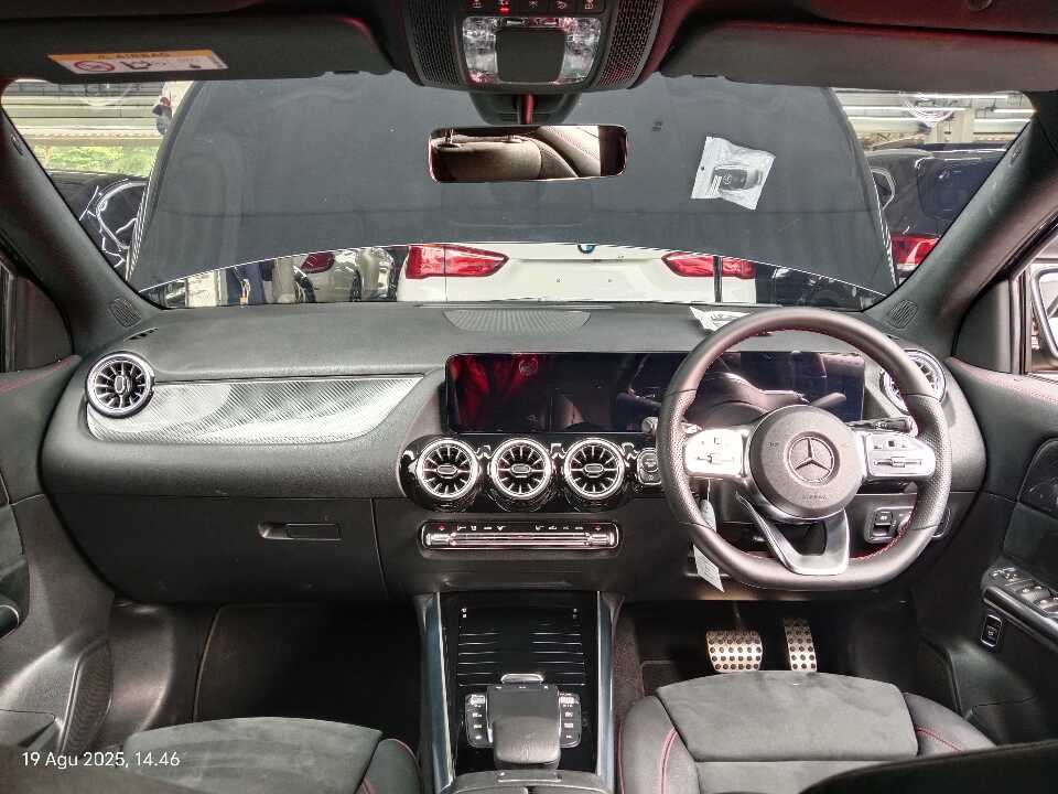 Foto Mobil Bekas Dashboard Mercedes-Benz GLA200 1.3 tahun 2022