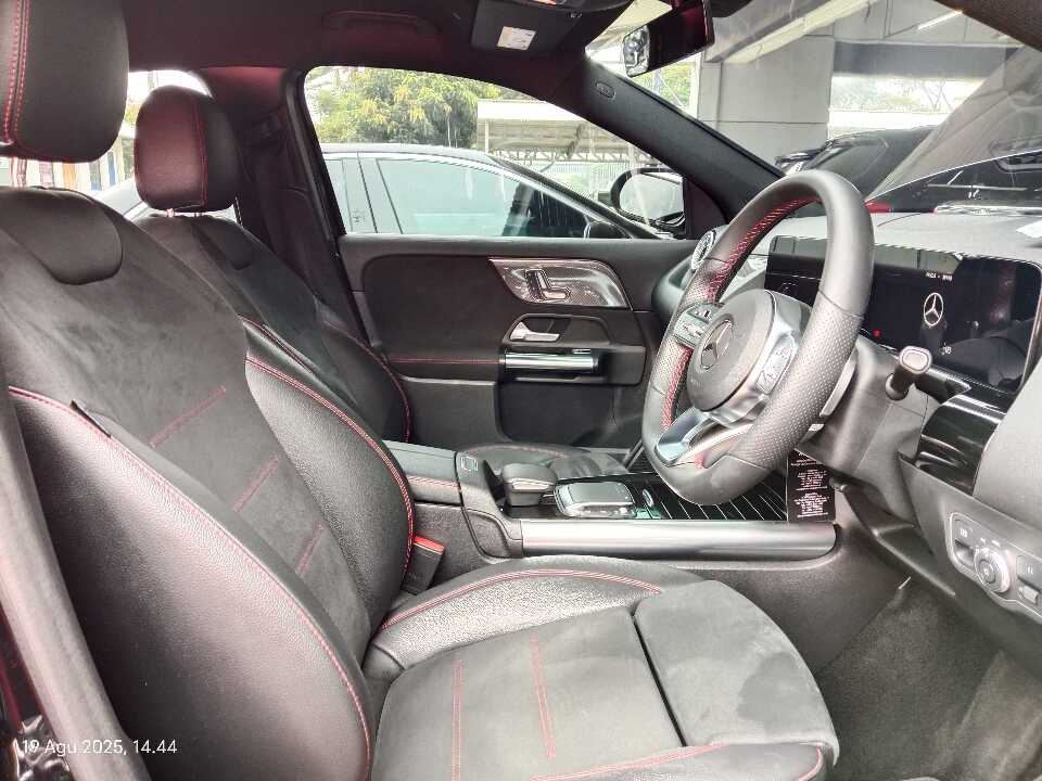 Foto Mobil Bekas Kabin Depan Mercedes-Benz GLA200 1.3 tahun 2022