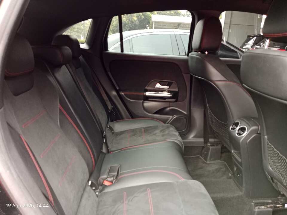 Foto Mobil Bekas Kabin Belakang Mercedes-Benz GLA200 1.3 tahun 2022