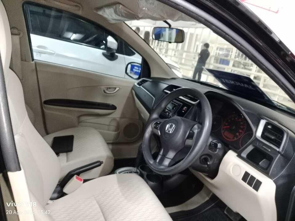 Foto Mobil Bekas Kabin Depan Honda Brio 1.2 Satya E tahun 2017