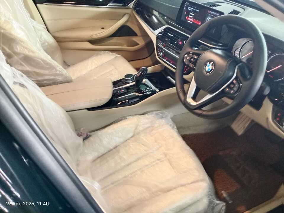 Foto Mobil Bekas Kabin Depan BMW 520i 2.0 Luxury tahun 2018