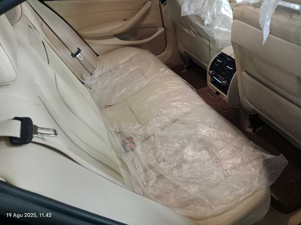 Foto Mobil Bekas Kabin Belakang BMW 520i 2.0 Luxury tahun 2018