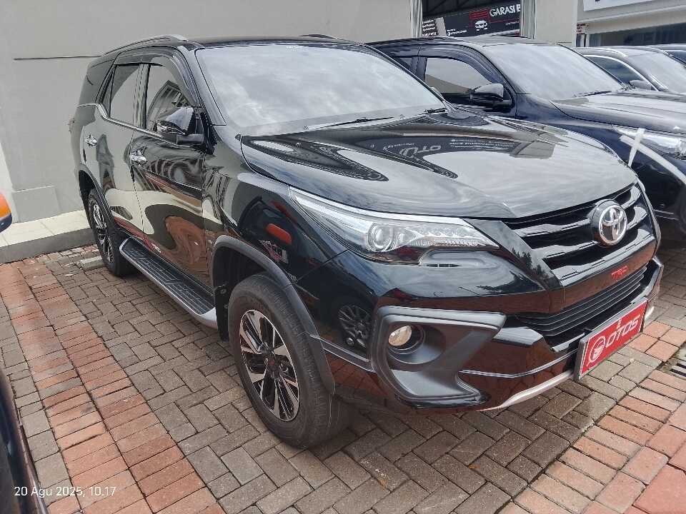 2019 Toyota Fortuner 2.4 4X2 VRZ TRD - Foto 1 dari 6