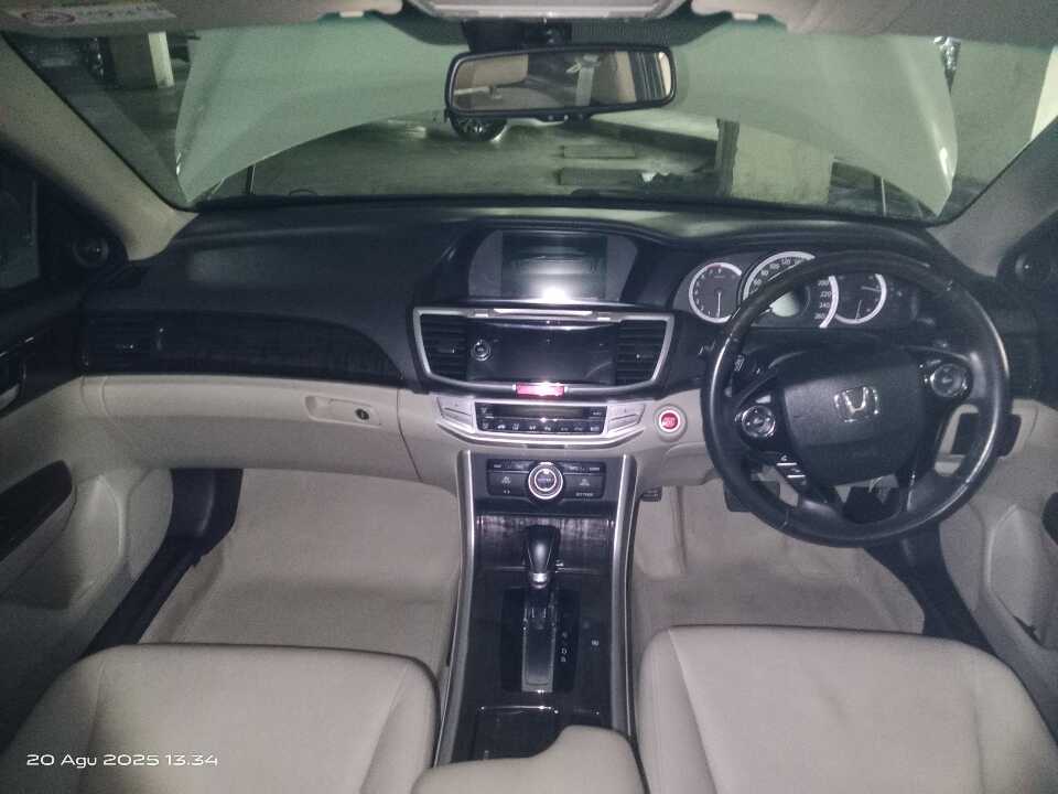 Foto Mobil Bekas Dashboard Honda Accord 2.4 VTi-L tahun 2013