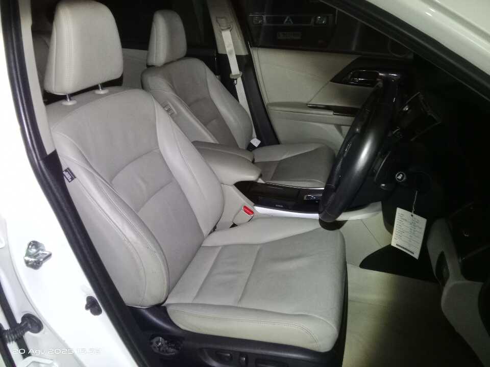 Foto Mobil Bekas Kabin Depan Honda Accord 2.4 VTi-L tahun 2013