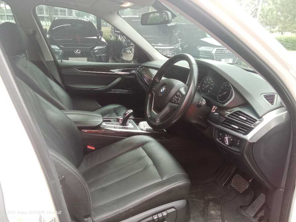 Foto Mobil Bekas Kabin Depan BMW X5 3.0 Xdrive35i Executive tahun 2017