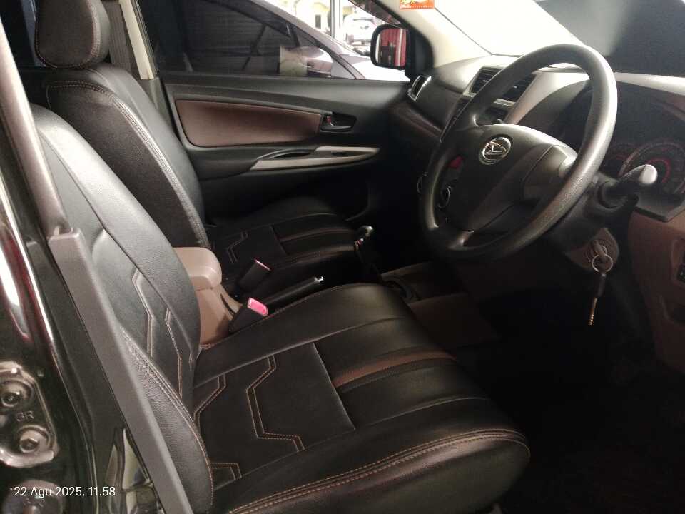 Foto Mobil Bekas Kabin Depan Daihatsu Xenia 1.3 R tahun 2018