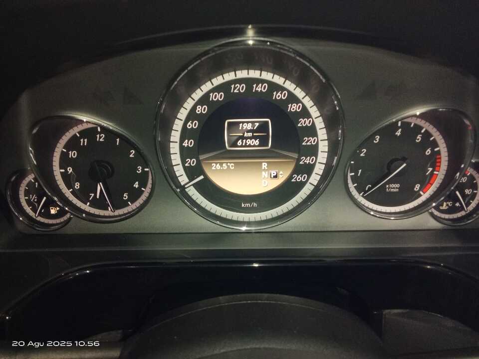 Foto Mobil Bekas Odometer Mercedes-Benz E300 3.0 tahun 2012