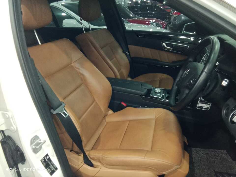 Foto Mobil Bekas Kabin Depan Mercedes-Benz E300 3.0 tahun 2012