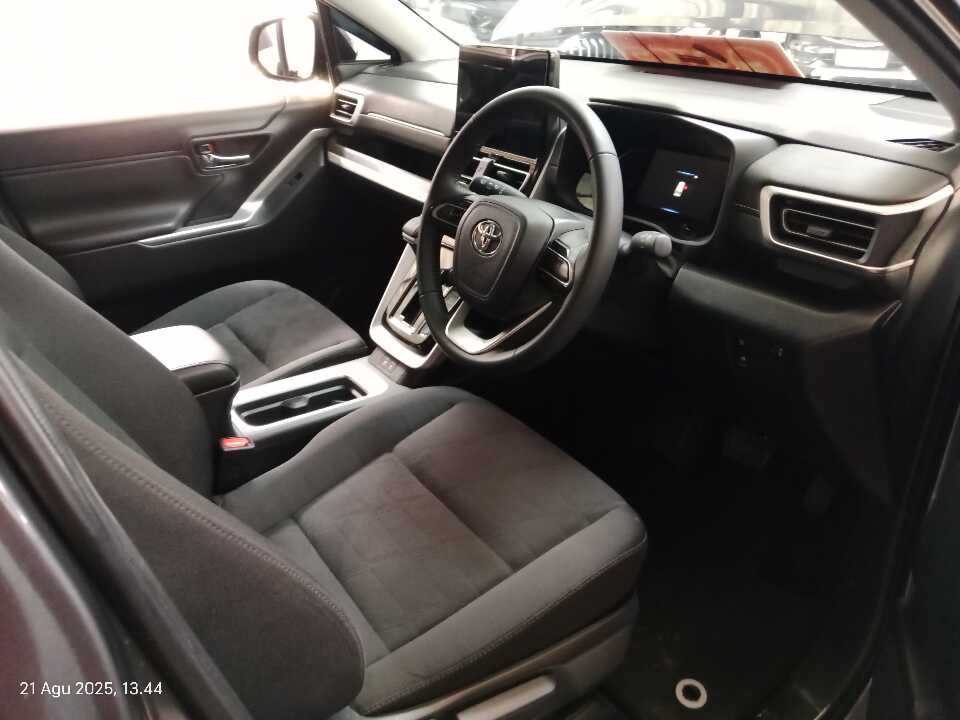 Foto Mobil Bekas Kabin Depan Toyota Innova 2.0 Zenix G HV CVT tahun 2024