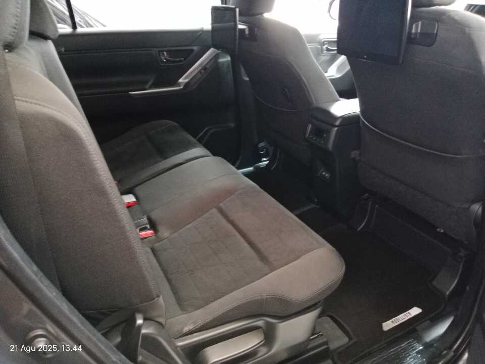 Foto Mobil Bekas Kabin Belakang Toyota Innova 2.0 Zenix G HV CVT tahun 2024
