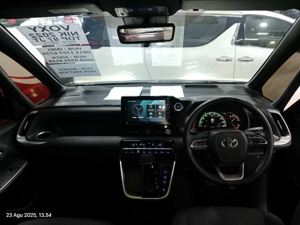 Foto Mobil Bekas Dashboard Toyota Voxy 2.0 tahun 2022
