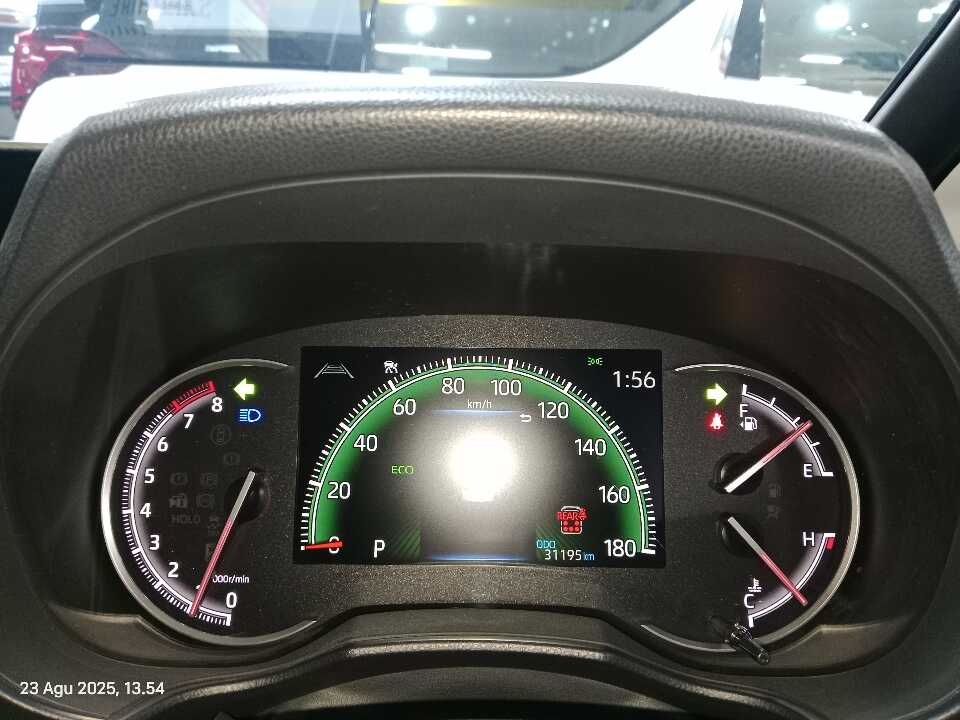 Foto Mobil Bekas Odometer Toyota Voxy 2.0 tahun 2022