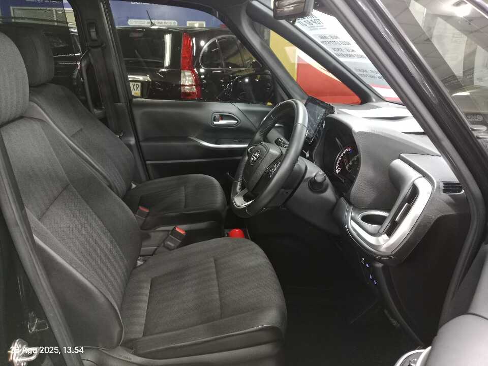 Foto Mobil Bekas Kabin Depan Toyota Voxy 2.0 tahun 2022