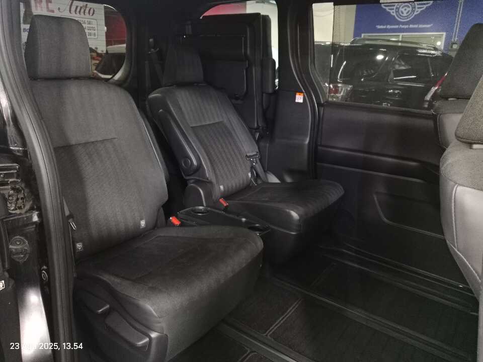 Foto Mobil Bekas Kabin Belakang Toyota Voxy 2.0 tahun 2022