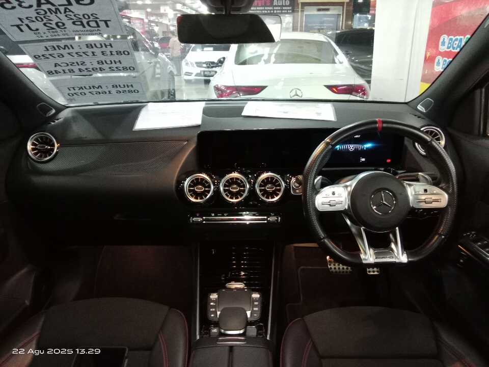 Foto Mobil Bekas Dashboard Mercedes-Benz GLA35 AMG 2.0 4Matic tahun 2021