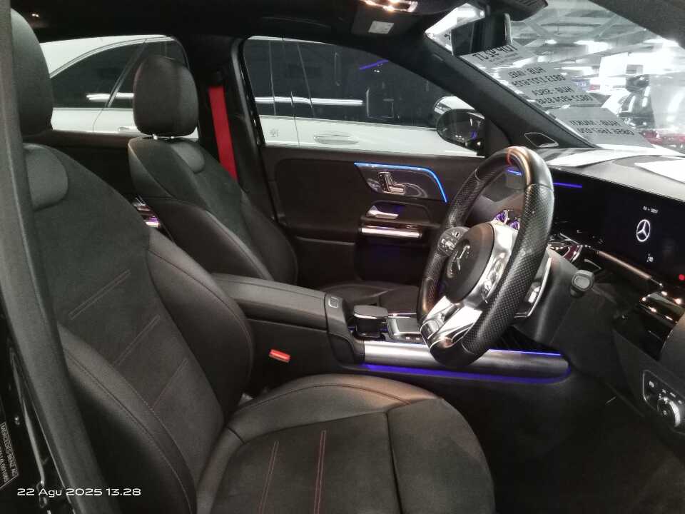 Foto Mobil Bekas Kabin Depan Mercedes-Benz GLA35 AMG 2.0 4Matic tahun 2021