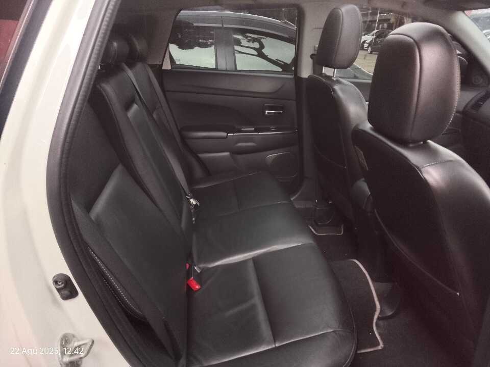 Foto Mobil Bekas Kabin Belakang Mitsubishi Outlander Sport 2.0 PX tahun 2015