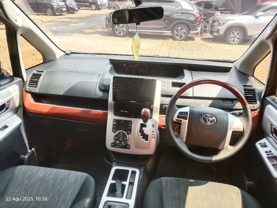 Foto Mobil Bekas Dashboard Toyota NAV1 2.0 V tahun 2014