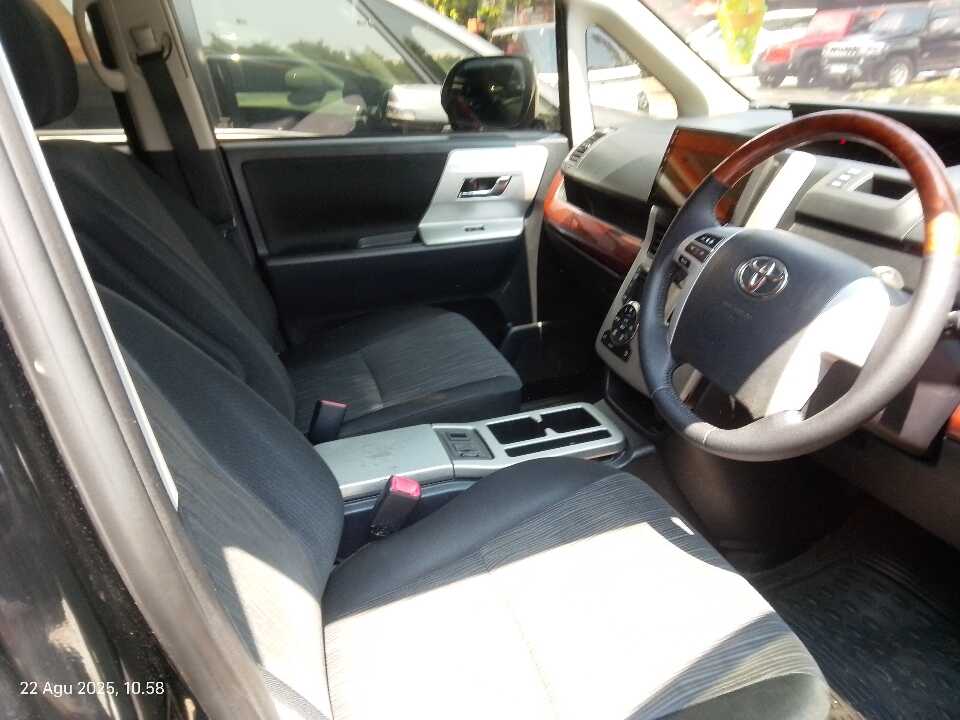 Foto Mobil Bekas Kabin Depan Toyota NAV1 2.0 V tahun 2014
