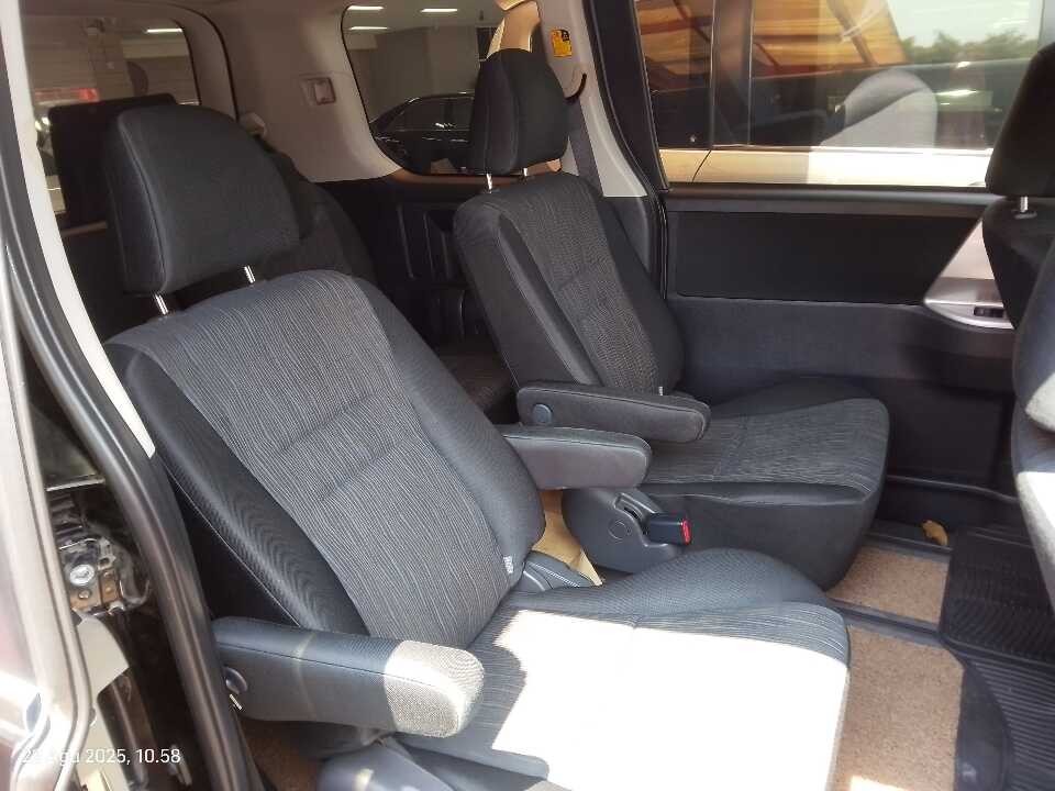 Foto Mobil Bekas Kabin Belakang Toyota NAV1 2.0 V tahun 2014