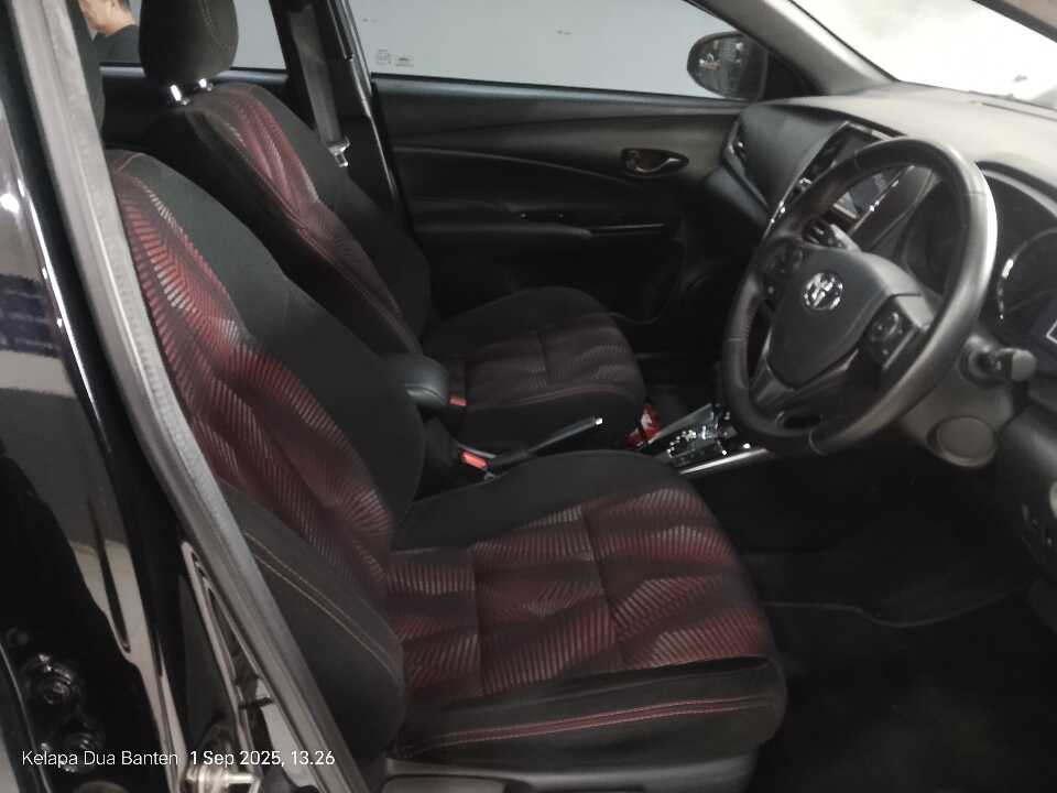 Foto Mobil Bekas Kabin Depan Toyota Yaris 1.5 S tahun 2021