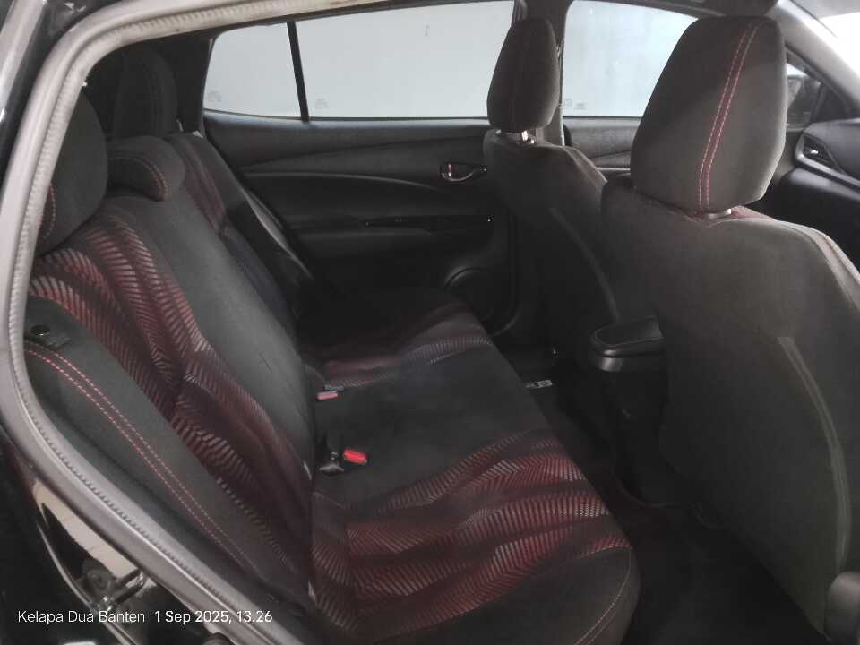 Foto Mobil Bekas Kabin Belakang Toyota Yaris 1.5 S tahun 2021