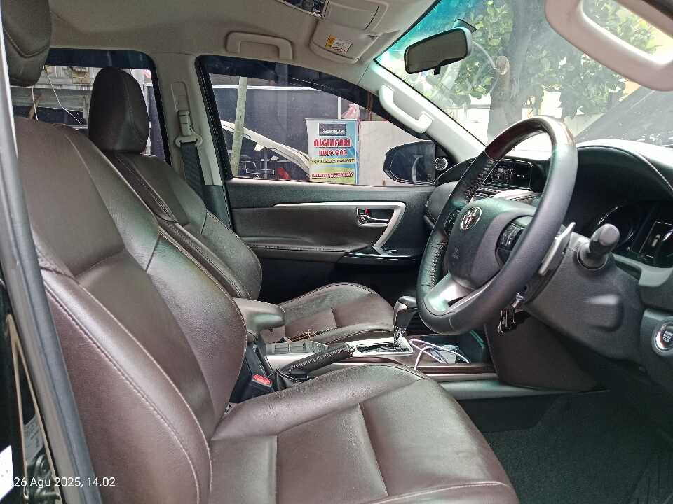 Foto Mobil Bekas Kabin Depan Toyota Fortuner 2.4 4X2 VRZ tahun 2020