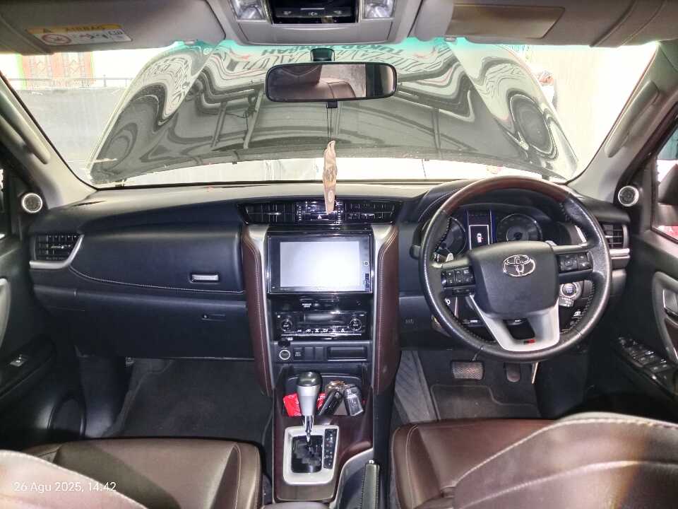 Foto Mobil Bekas Dashboard Toyota Fortuner 2.4 4X2 VRZ tahun 2018
