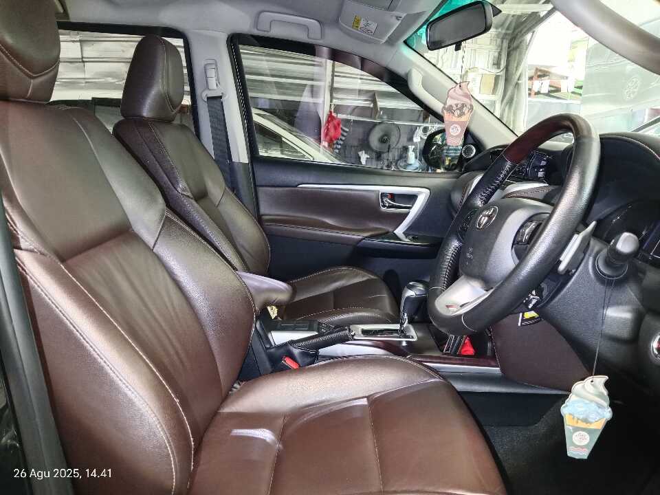 Foto Mobil Bekas Kabin Depan Toyota Fortuner 2.4 4X2 VRZ tahun 2018