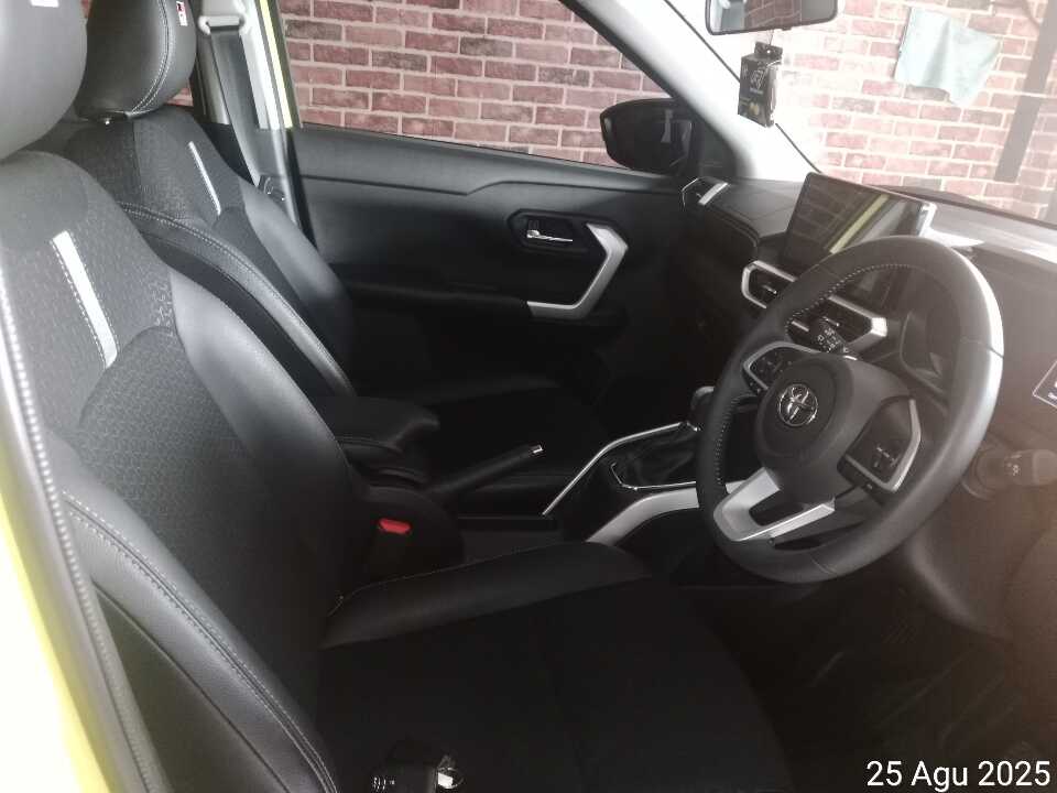 Foto Mobil Bekas Kabin Depan Toyota Raize 1.0 GR Sport TSS tahun 2024