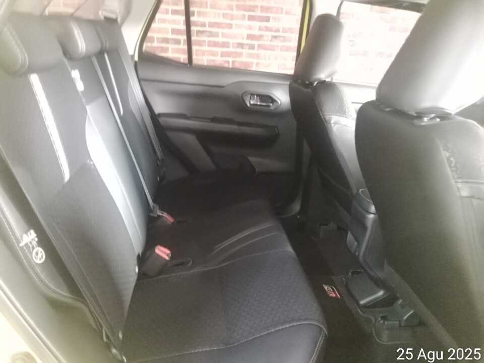 Foto Mobil Bekas Kabin Belakang Toyota Raize 1.0 GR Sport TSS tahun 2024