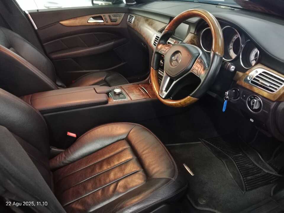 Foto Mobil Bekas Kabin Depan Mercedes-Benz CLS350 3.5 tahun 2013