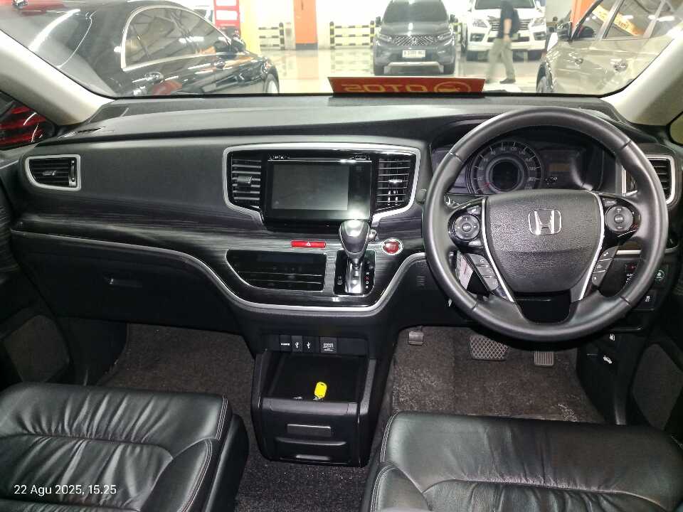 Foto Mobil Bekas Dashboard Honda Odyssey 2.4 E tahun 2016