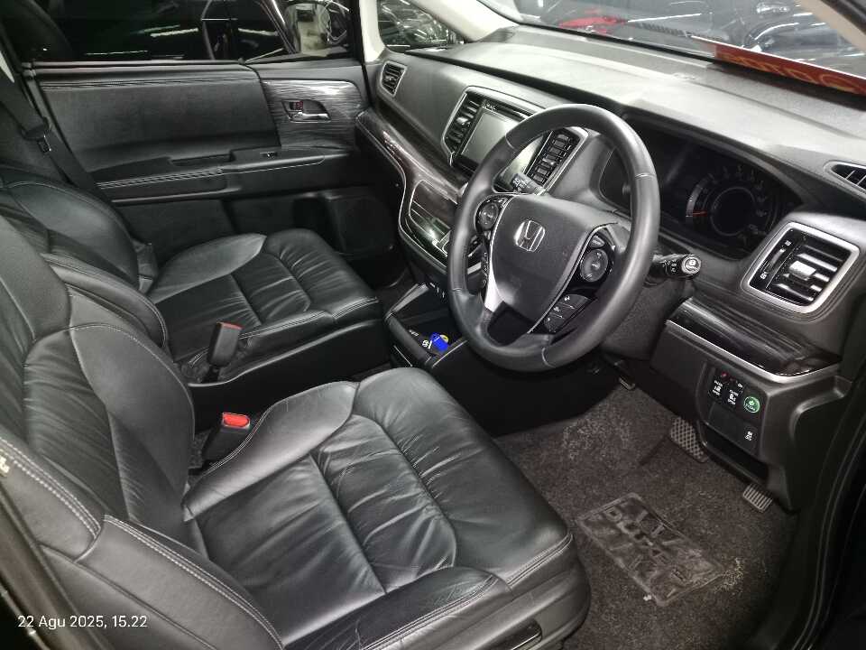 Foto Mobil Bekas Kabin Depan Honda Odyssey 2.4 E tahun 2016