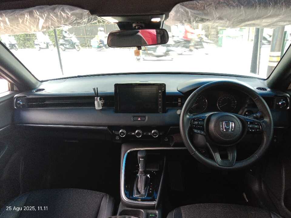 Foto Mobil Bekas Dashboard Honda HR-V 1.5 SE tahun 2024