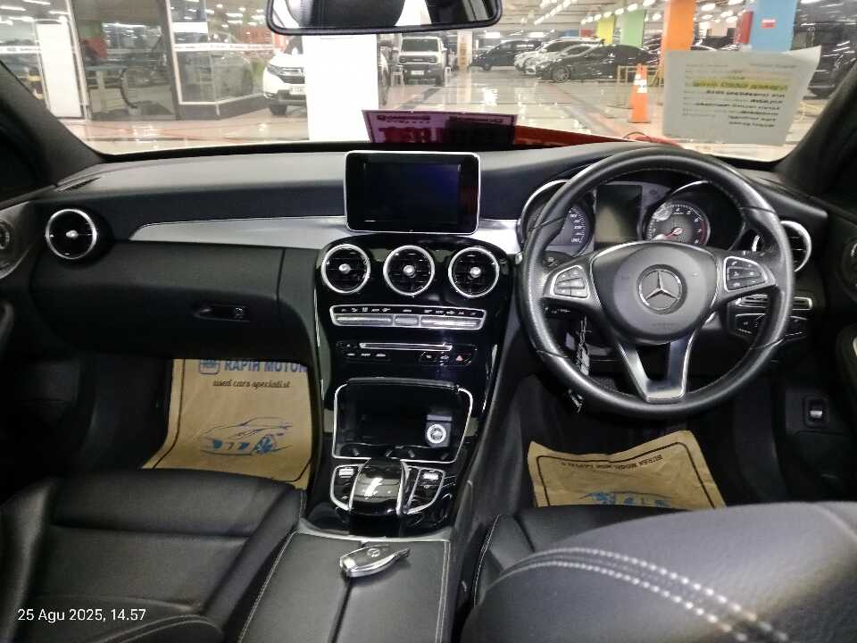Foto Mobil Bekas Dashboard Mercedes-Benz C200 2.0 W205 tahun 2018