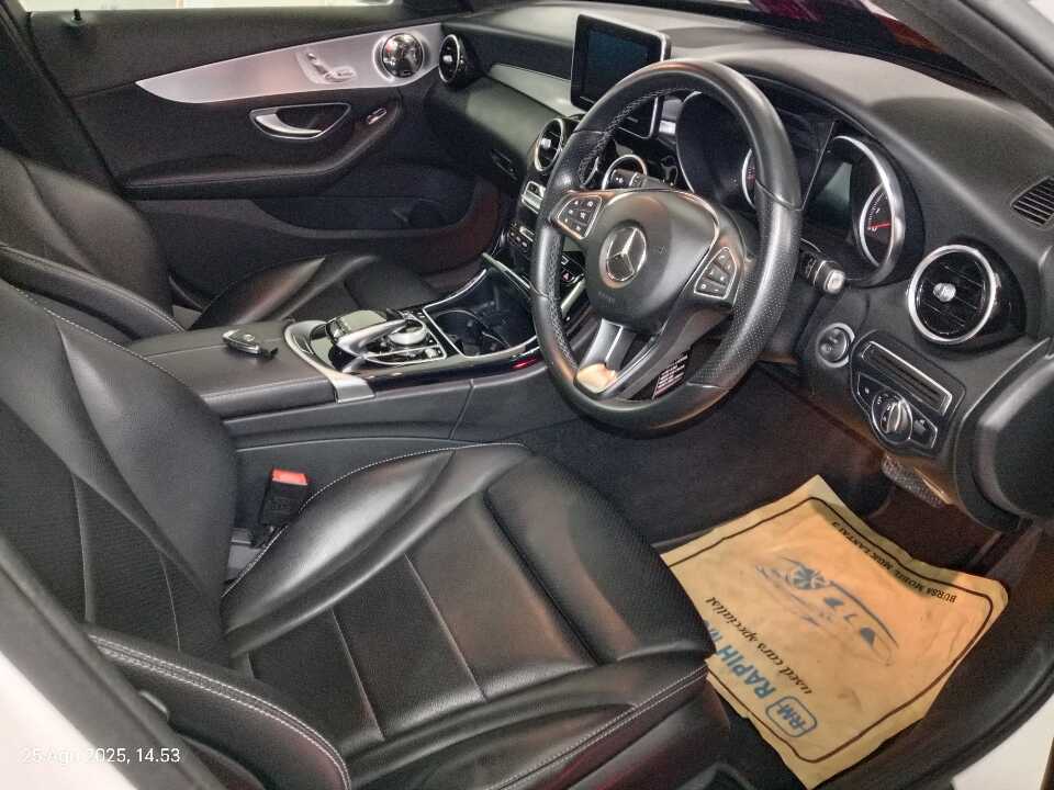 Foto Mobil Bekas Kabin Depan Mercedes-Benz C200 2.0 W205 tahun 2018