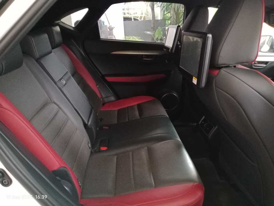 Foto Mobil Bekas Kabin Belakang Lexus NX 300 2.0 F-Sport tahun 2018