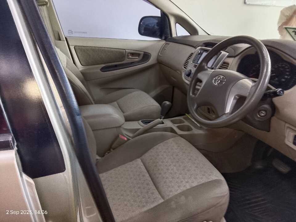 Foto Mobil Bekas Kabin Depan Toyota Innova 2.5 G tahun 2013