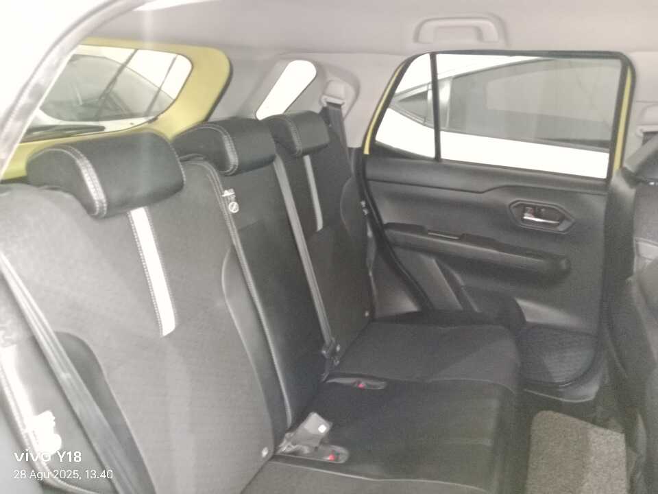 Foto Mobil Bekas Kabin Belakang Toyota Raize 1.0 GR Sport TSS tahun 2021