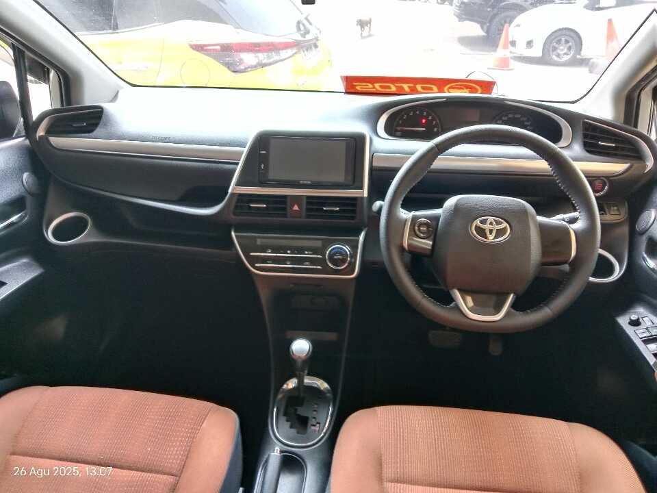 Foto Mobil Bekas Dashboard Toyota Sienta 1.5 V tahun 2016